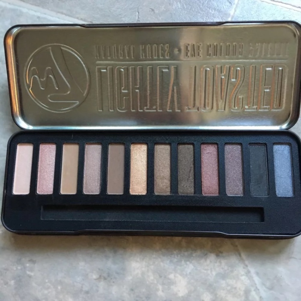 Smokey W7 eyeshadow palette